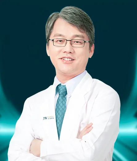 hinh-anh-tien-si-bac-si-man-koon-suh-giam-doc-he-thong-jw-toan-cau