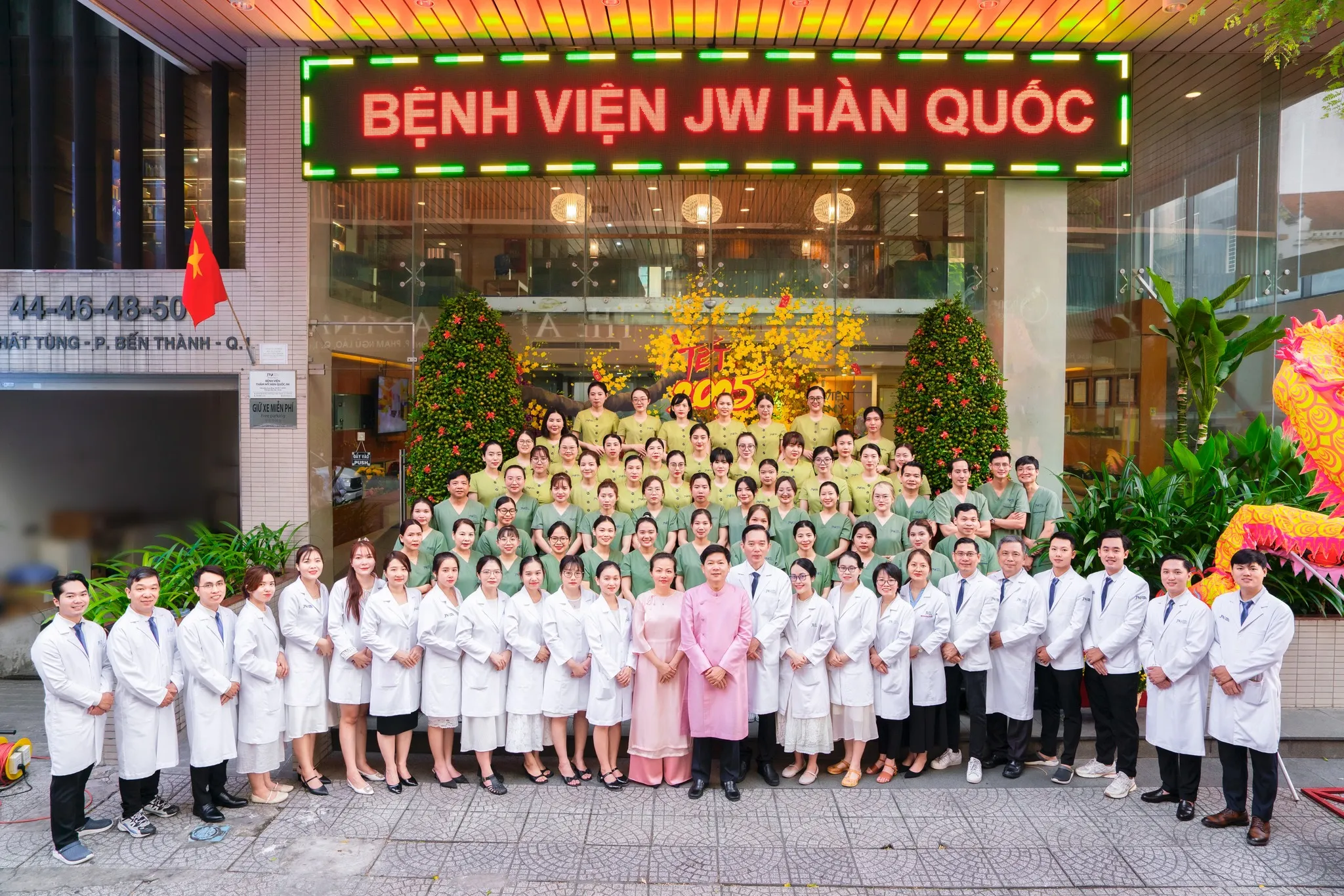 Hình ảnh tập thể nhân viên Bệnh viện đa khoa JW Hàn Quốc
