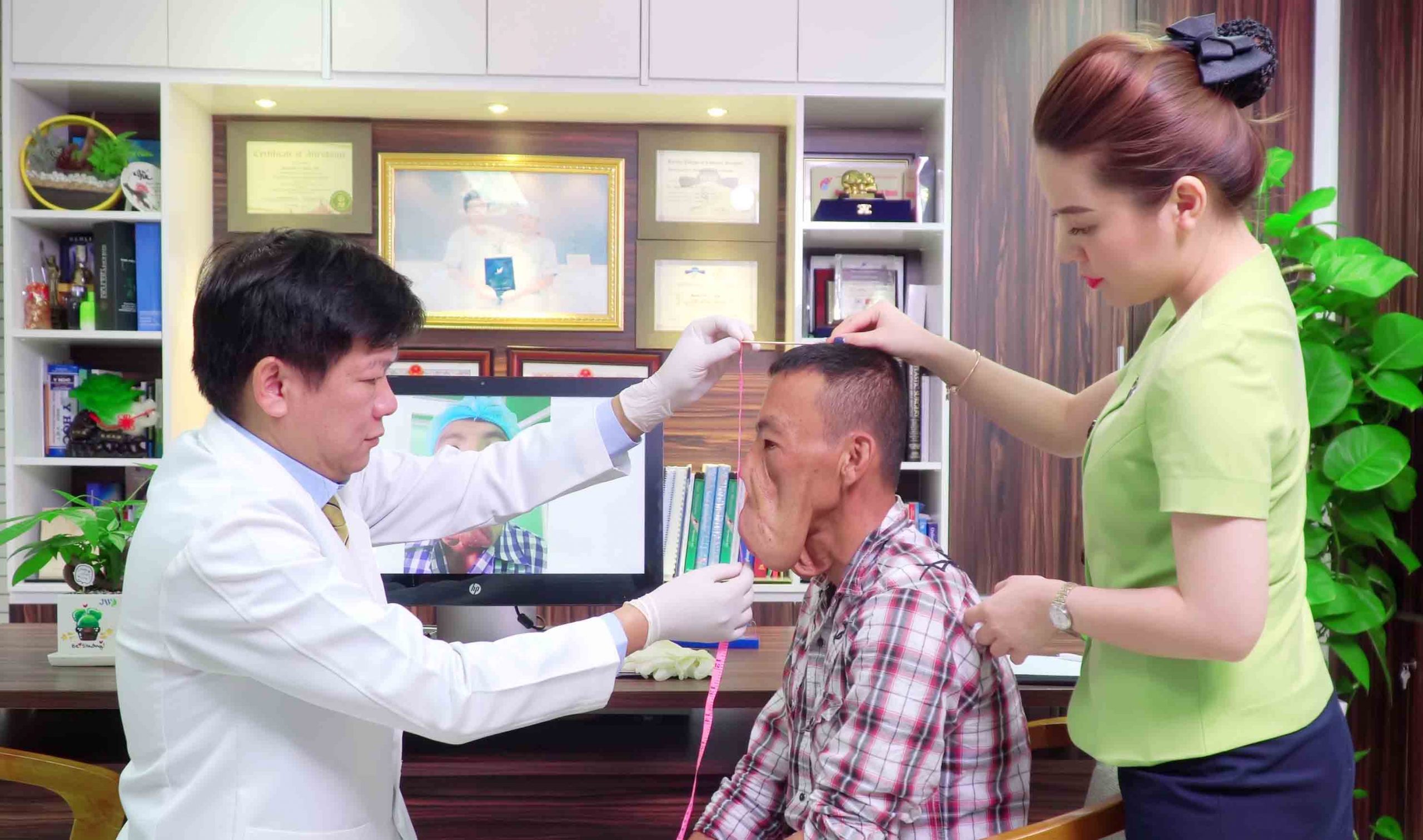 Anh Mến có gương mặt mới sau ca phẫu thuật đầu tiên