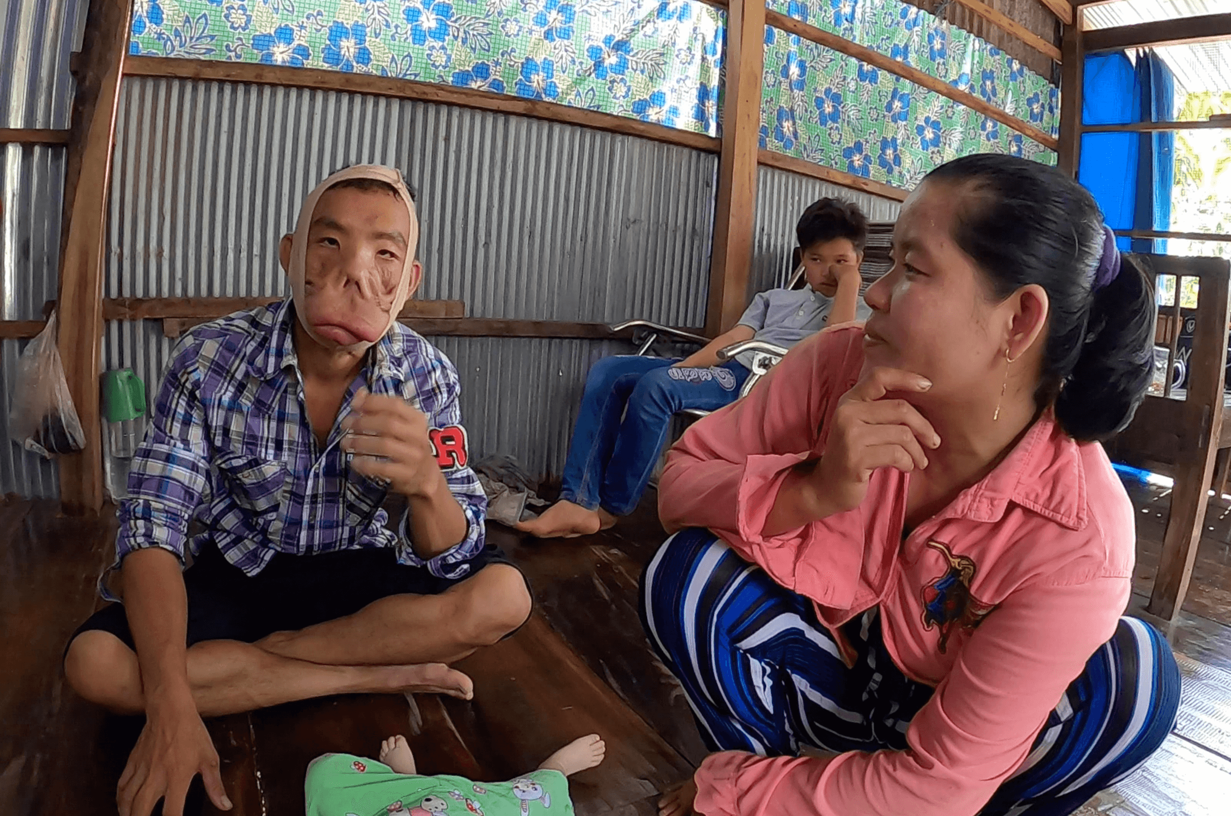 [ Nhật ký 15 ngày chờ đợi ] Anh Mến khiến xóm nghèo rộn ràng vì khuôn mặt lạ lẫm
