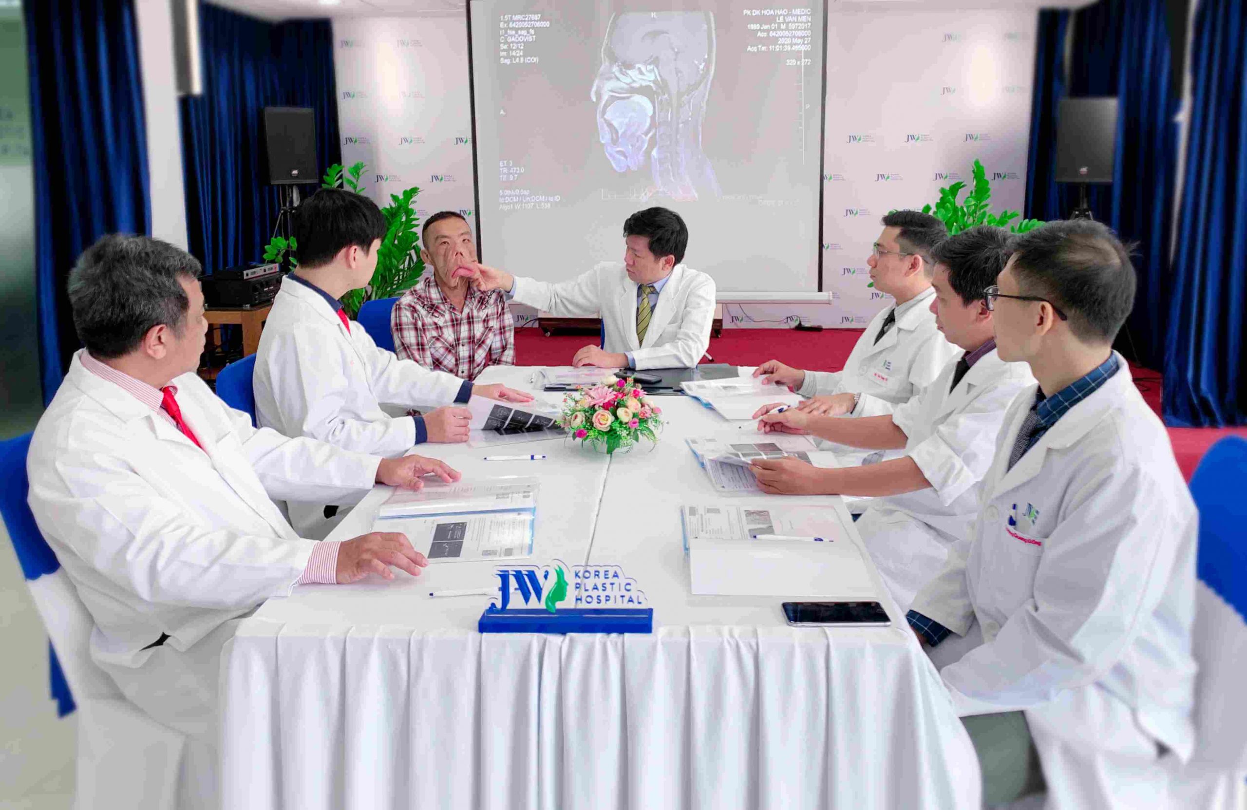 Anh Mến và căn bệnh thách thức các bác sĩ Việt Nam