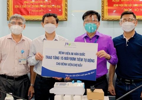 Bác sĩ Tú Dung trực tiếp trao tặng máy bơm tiêm tự động cho Bệnh viện Chợ Rẫy