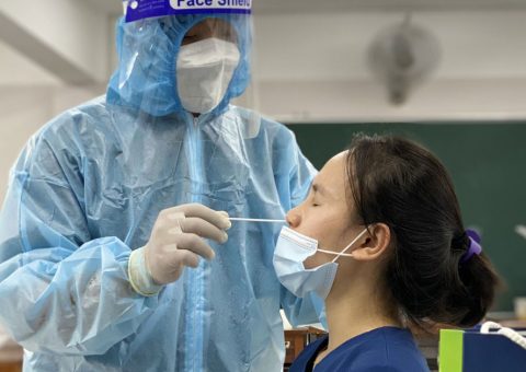 “Ai ở đâu, ở yên đó” nhưng ca nhiễm cộng đồng vẫn tăng đột biến, phải làm sao?