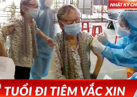 Bà ngoại 99 tuổi quyết tâm tiêm vaccine đồng lòng cùng cả nước đẩy lùi đại dịch