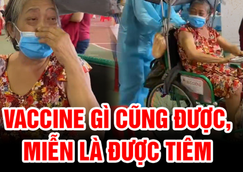 Cụ bà bán vé số 66 tuổi, ngồi xe lăn đến quận 1 tiêm vaccine covid-19 bật khóc khi được bác sĩ JW cho tiền