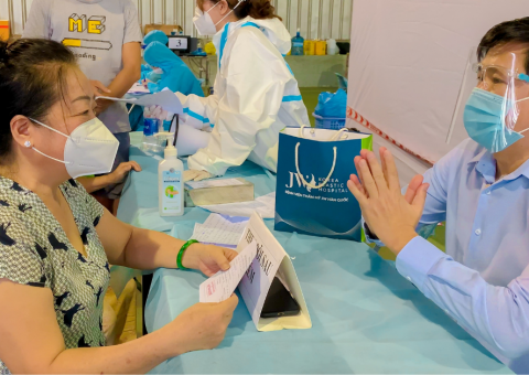 Bác sĩ Tú Dung đến điểm tiêm vaccine cộng đồng, trực tiếp động viên người già