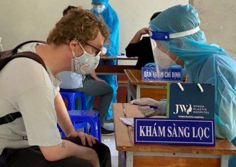 Tiêm vaccine cho người nước ngoài: Khi tình người vượt khỏi biên giới