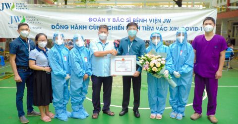 Chiến sĩ JW nhận hoa quà và bằng khen từ UBND Quận 6 chặng đường phủ xanh vắc xin sắp kết thúc