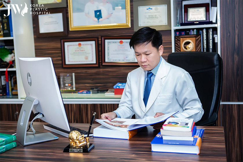 Bác sĩ Tú Dung dành thời gian nghiên cứu 