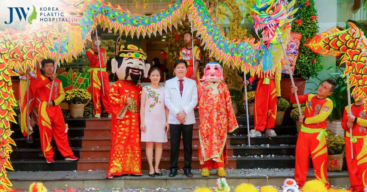 Bệnh viện JW múa lân tưng bừng, hàng trăm khách hàng hái lộc khai xuân