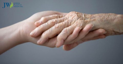Cách làm da tay hết nhăn nheo trả lại bàn tay nõn nà