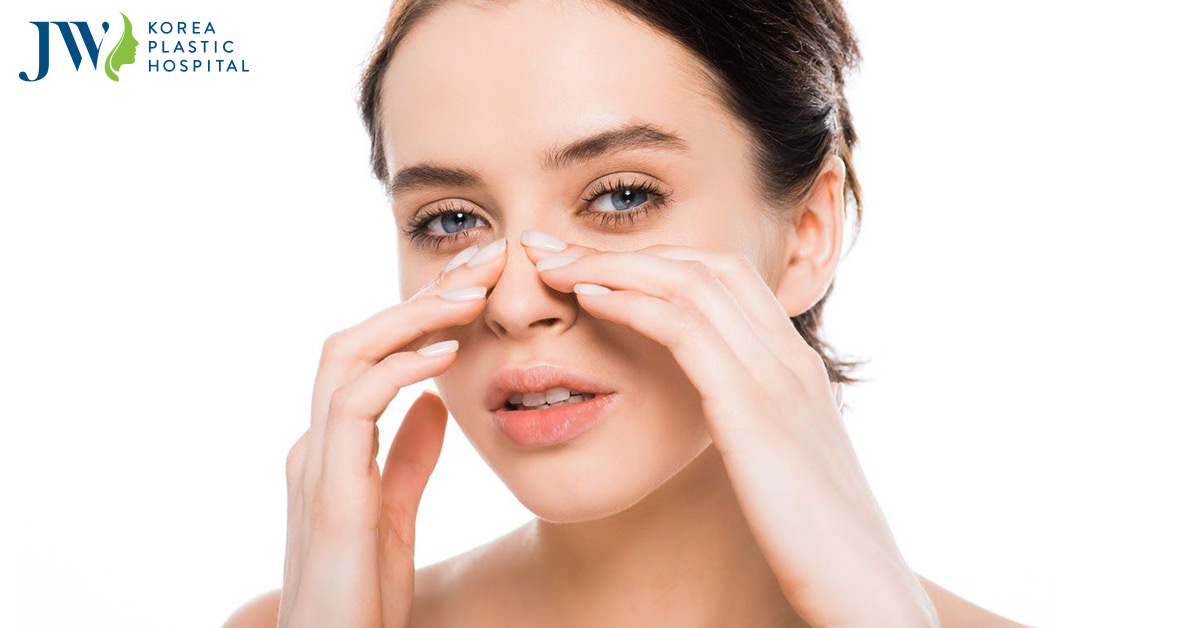 Cắt chỉ nâng mũi có đau không? Tự cắt chỉ được không?