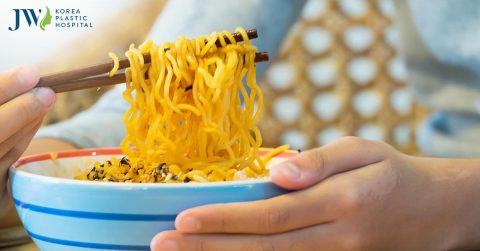 Nâng mũi ăn mì tôm được không? Nên ăn gì sau nâng mũi?