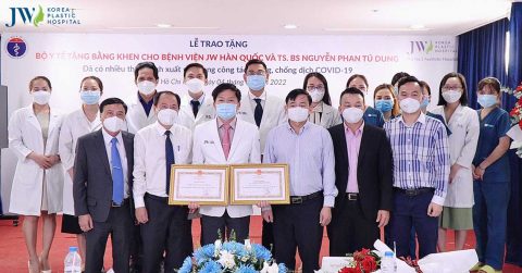 Bác sĩ Tú Dung và Bệnh viện JW nhận bằng khen trong công tác chống Covid-19