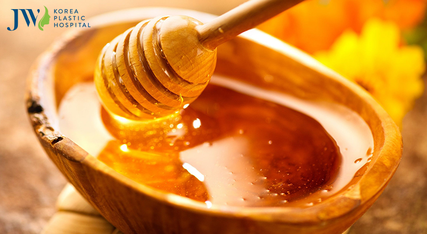 Cách massage xoa bóp ngực đúng cách bằng mật ong
