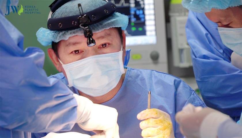 Bác sĩ phẫu thuật chuyển giới đứng sau thành công của Nguyễn Viết Huế