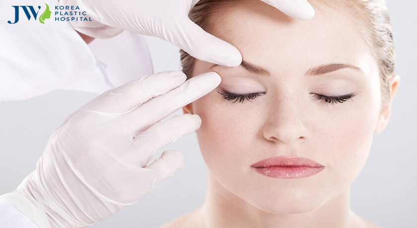 Lấy mỡ mắt là phẫu thuật đơn giản, tương đối dễ thực hiện.