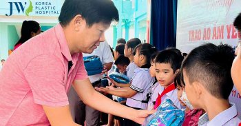 Bác sĩ Tú Dung tiếp sức đến trường trao tặng 2000 chiếc áo ấm cho các em học sinh tiểu học miền Trung