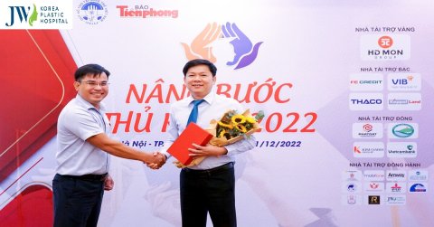 Bác sĩ Tú Dung trao học bổng “Nâng bước thủ khoa” tiếp sức sinh viên đến trường
