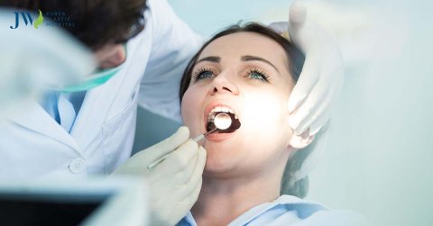 Niềng răng trong suốt AI có bắt buộc phải nhổ răng không?