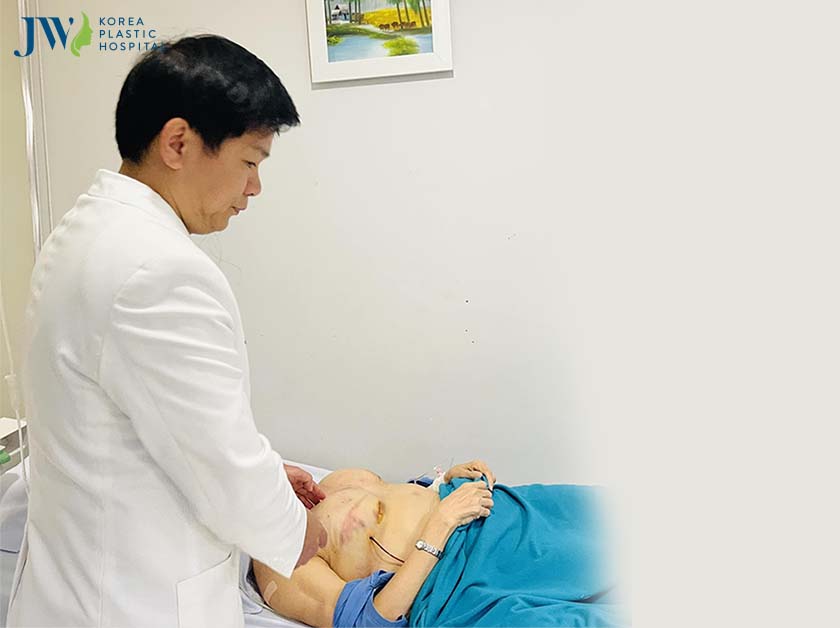 Bác sĩ Tú Dung thăm hỏi nữ khách hàng hậu phẫu tái tạo ngực