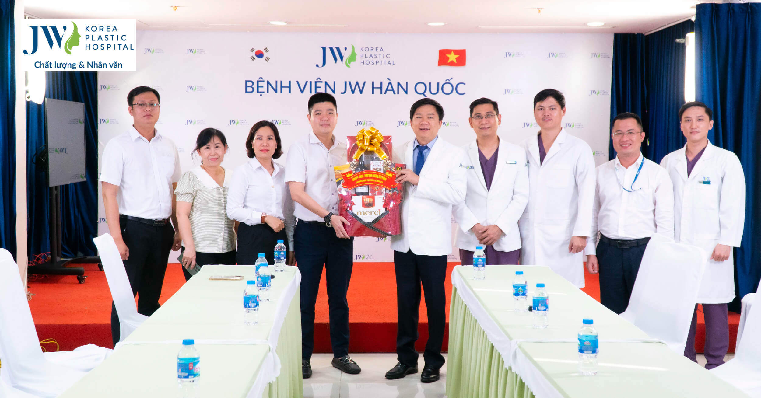 Chủ tịch Ủy Ban Mặt trận Tổ quốc Việt Nam tặng quà và chúc mừng Bệnh viện JW nhân dịp 69 năm ngày thầy thuốc Việt nam