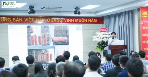 Bác sĩ Tú Dung gây dậy sóng hội nghị với bài diễn thuyết nâng mũi sụn sườn cho người lớn tuổi