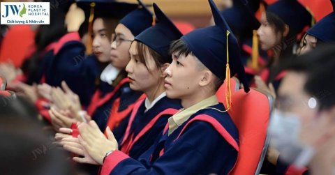 Bác sĩ Tú Dung: CEO Bệnh viện JW trao học bổng Nâng bước thủ khoa cho 90 sinh viên vượt khó