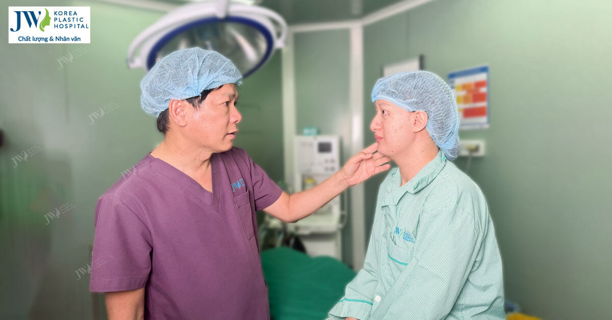 Ghép da trị lật mi cho người phụ nữ 30 năm không nhắm mắt