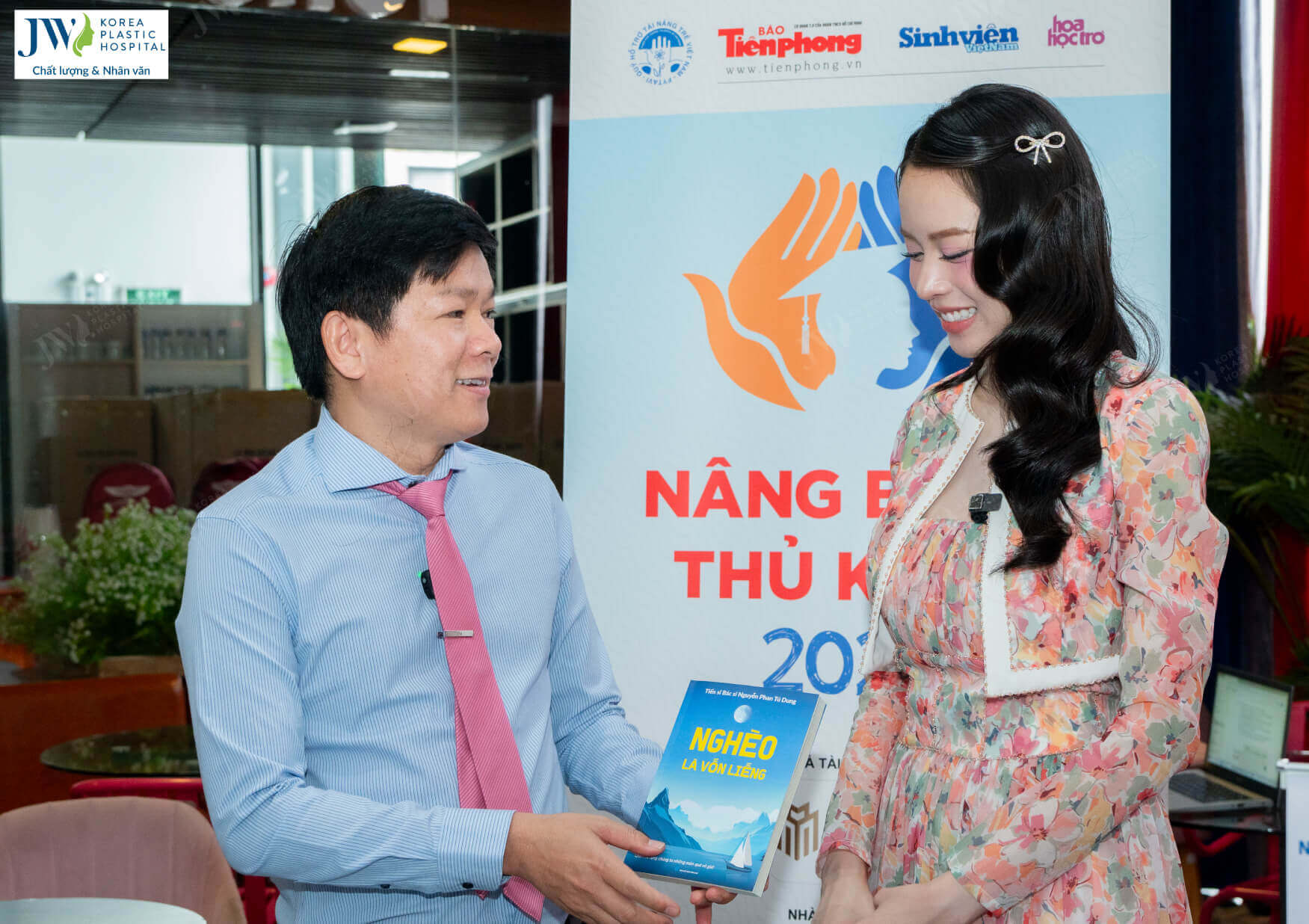 bac si tu dung tang sach hoa hau