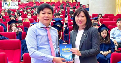 Hành trình Bác sĩ Tú Dung mang sách Nghèo là Vốn Liếng đến các doanh nghiệp hàng đầu tại Việt Nam 
