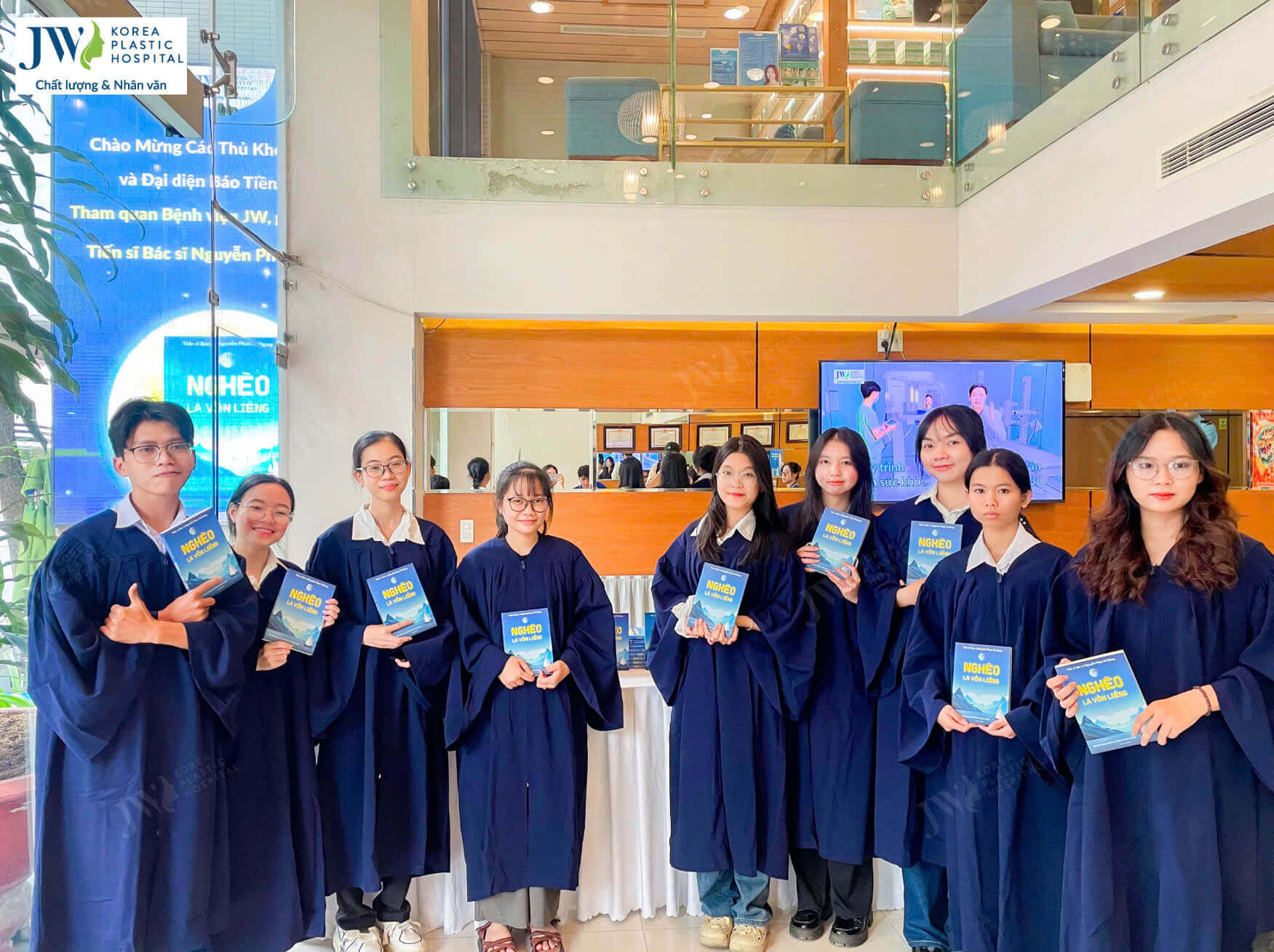 sinh-vien-checkin-tai-quay-sach