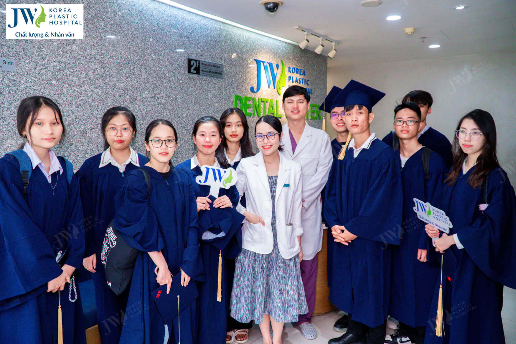 sinh-vien-tham-qua-khu-vuc-tham-my-da