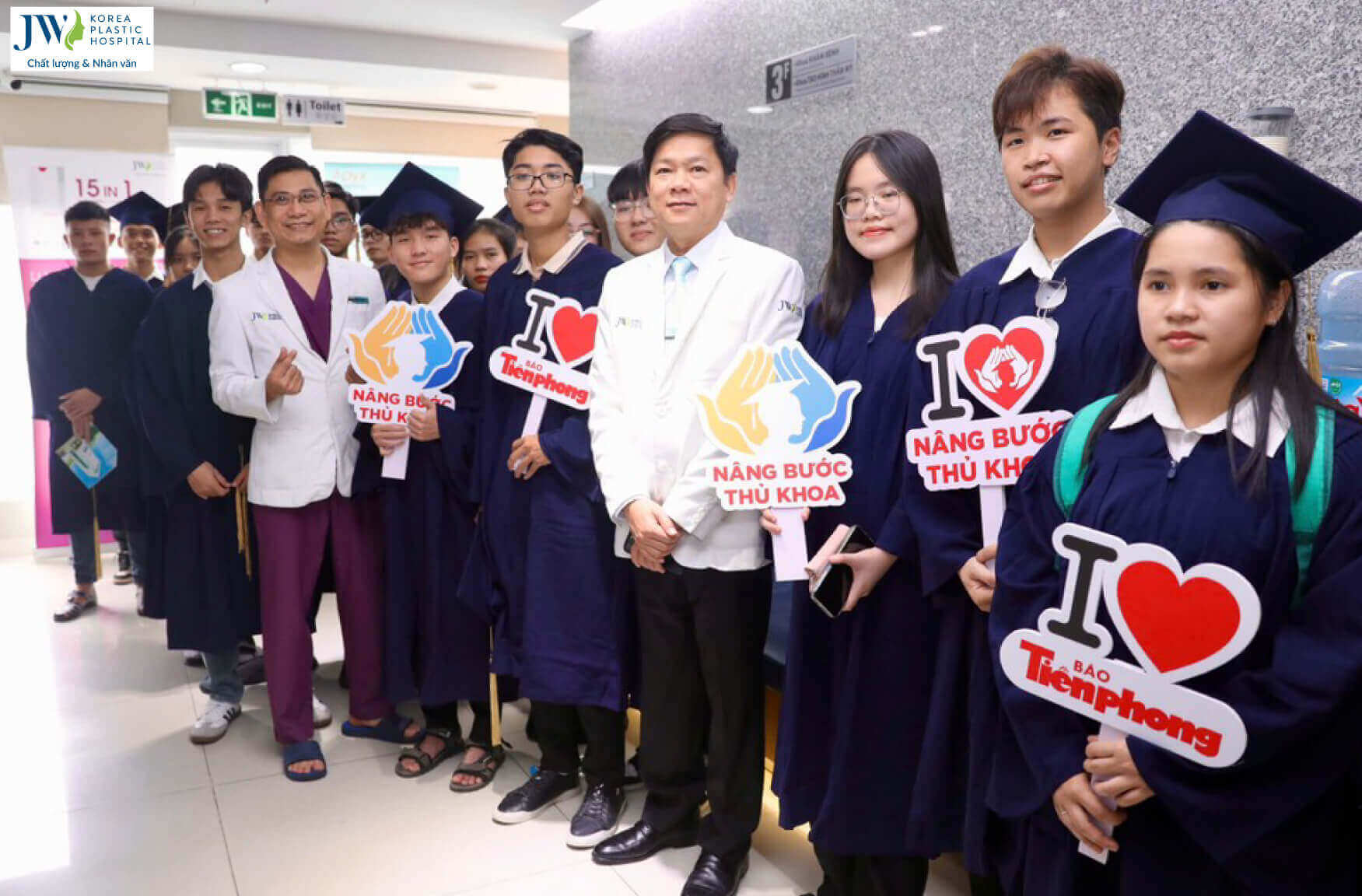 sinh-vien-chup-hinh-luu-niem-cung-bac-si-tu-dung