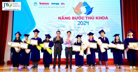 Phóng sự ảnh: Toàn cảnh Chương trình trao học bổng Nâng bước thủ khoa 2024 tại Trường Đại học Hồng Bàng 