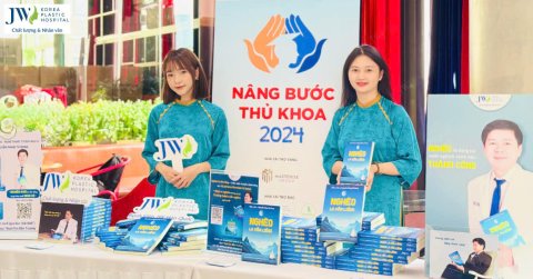 Hàng dài thủ khoa xếp hàng xin chữ ký Bác sĩ Tú Dung, tác giả sách Nghèo là Vốn Liếng