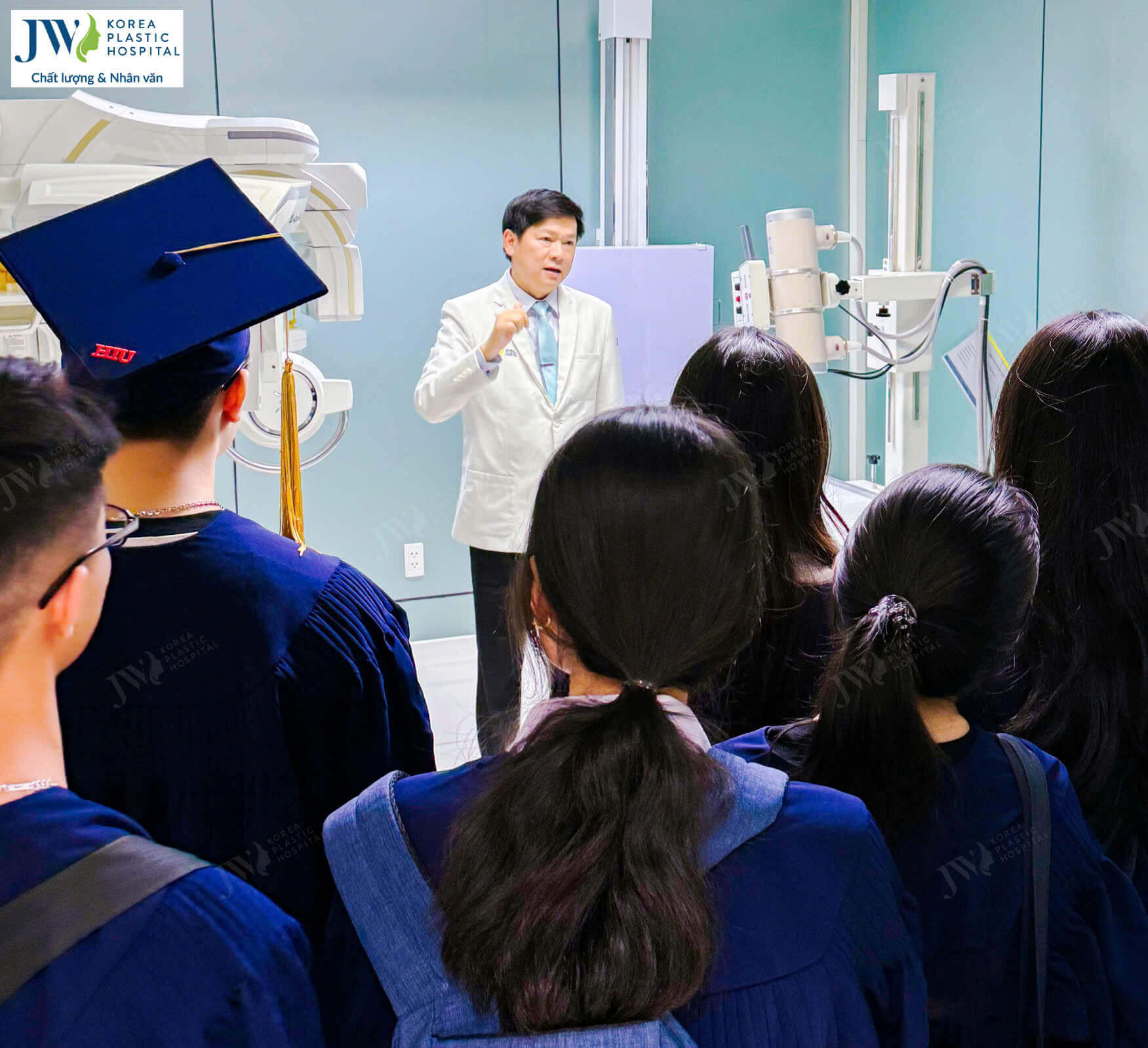 sinh-vien-tham-quan-phong-x-quang