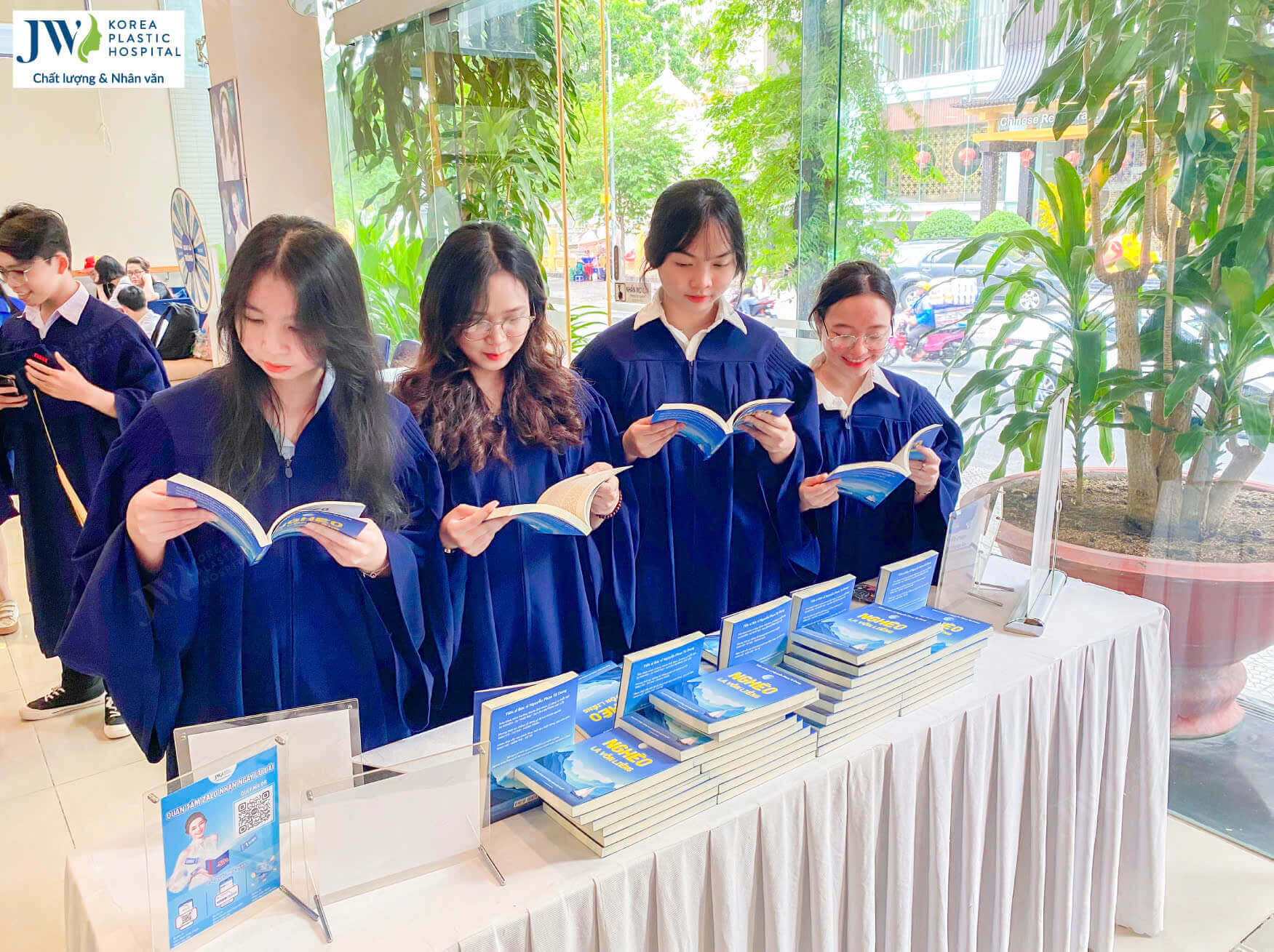 sinh-vien-chup-anh-tai-quay-sach