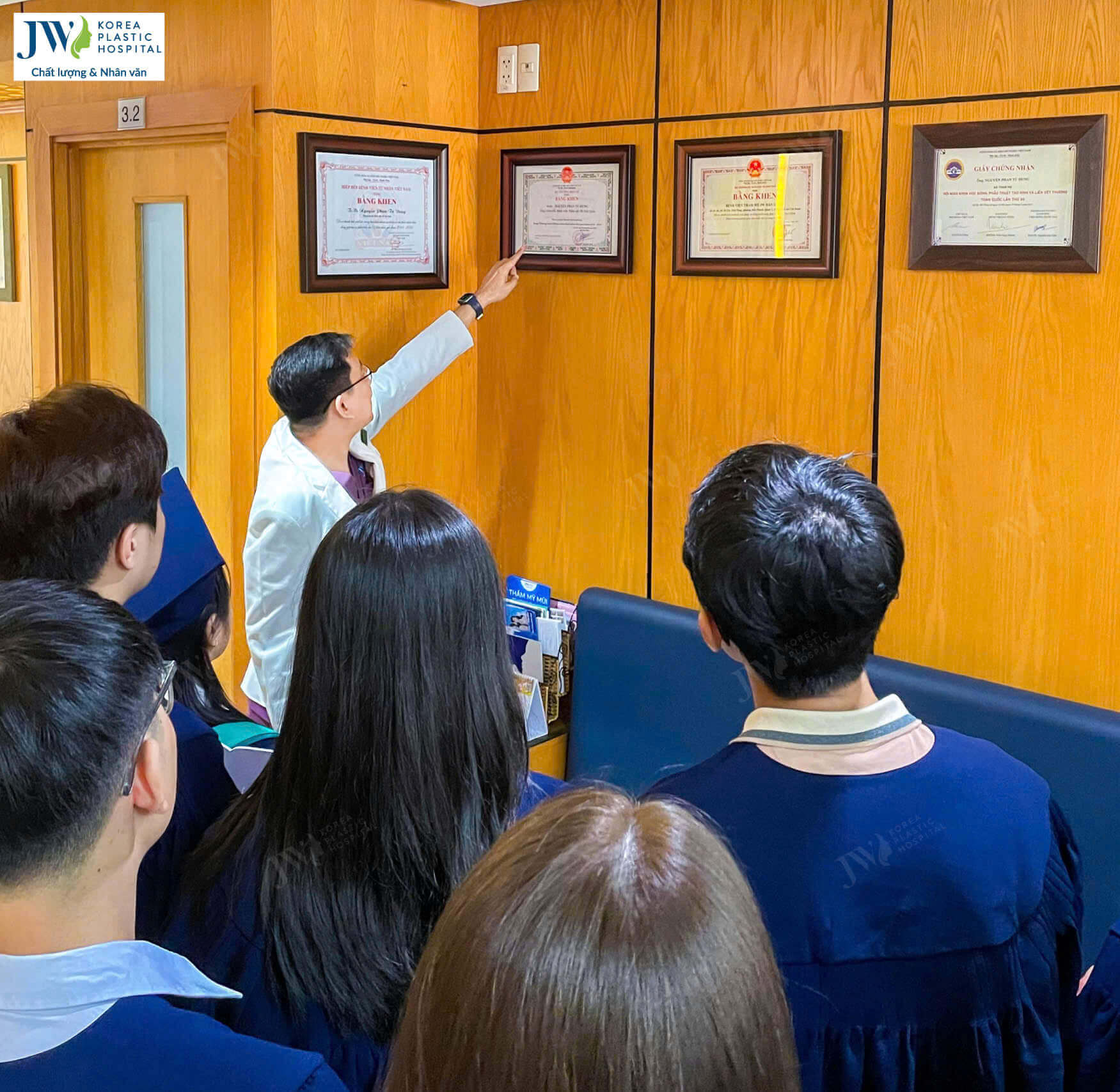 sinh-vien-tham-quan-lau-3-benh-vien-jw