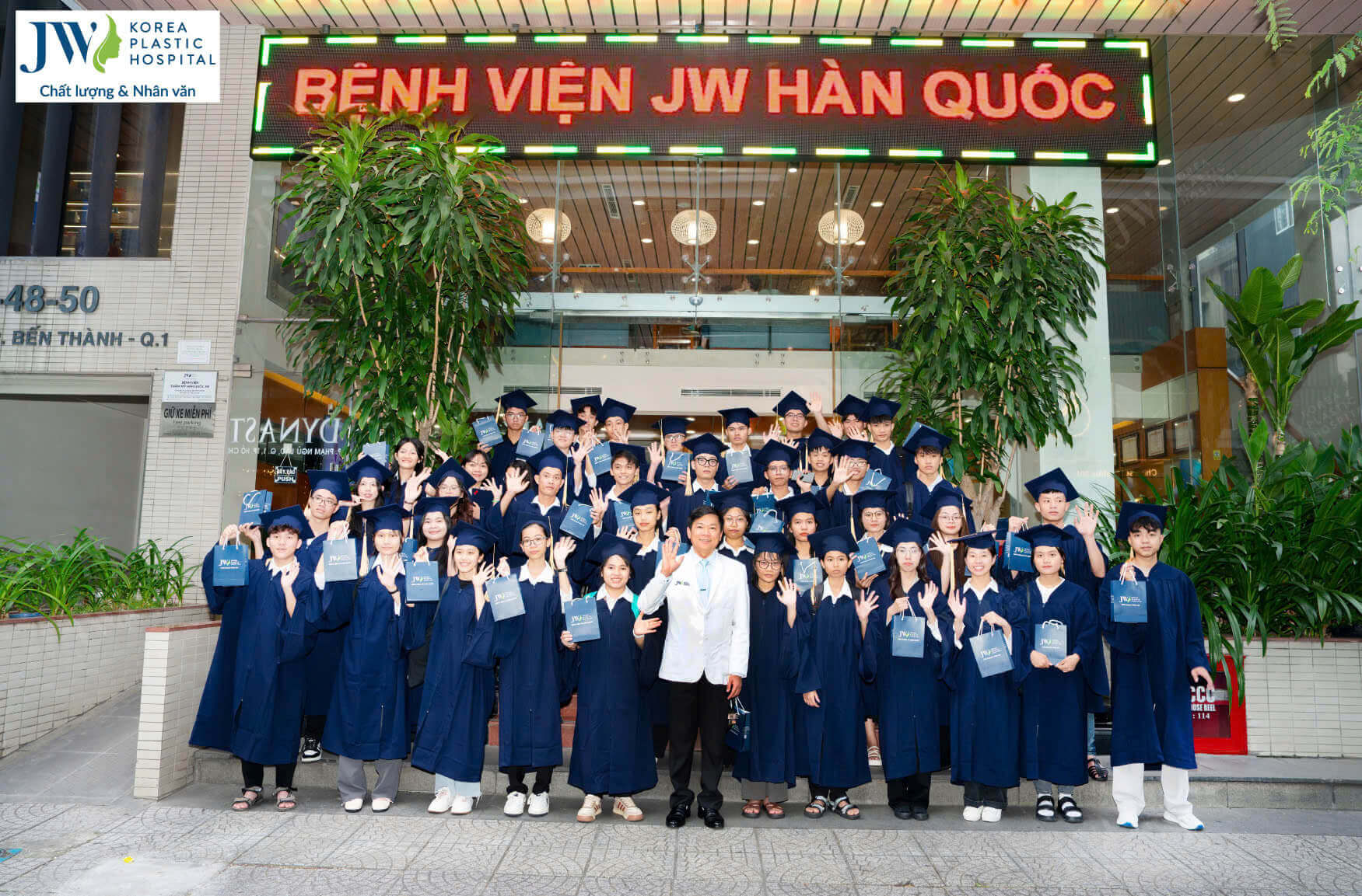 tap-the-sinh-vien-va-bac-si-tu-dung