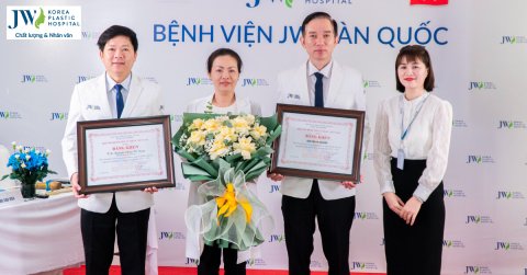 Bệnh viện JW và Bác sĩ Tú Dung nhận bằng khen vinh danh từ Hiệp hội Bệnh viện tư nhân Việt Nam 