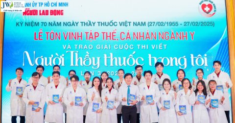 Bác sĩ Tú Dung tặng sách Nghèo là Vốn Liếng cho các bạn sinh viên Y khoa