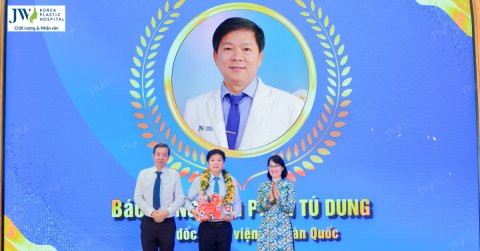 Bác sĩ Tú Dung được Phó Chủ tịch UBND TP.HCM khen thưởng cống hiến Y khoa xuất sắc