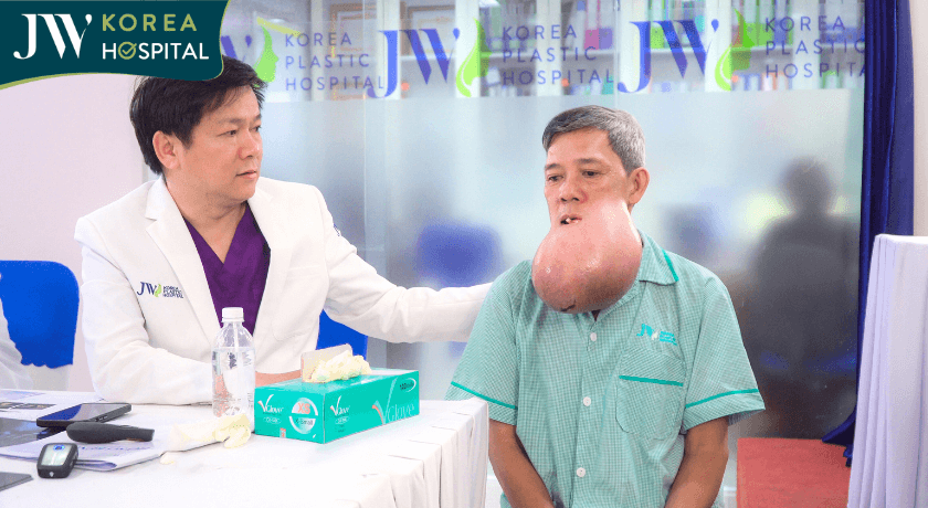 bác sĩ tú dung chuẩn đoán khối u trước khi mổ