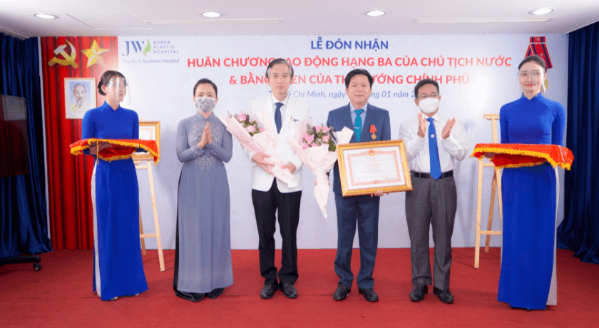bác sĩ tú dung nhận huân chương lao động hạng ba
