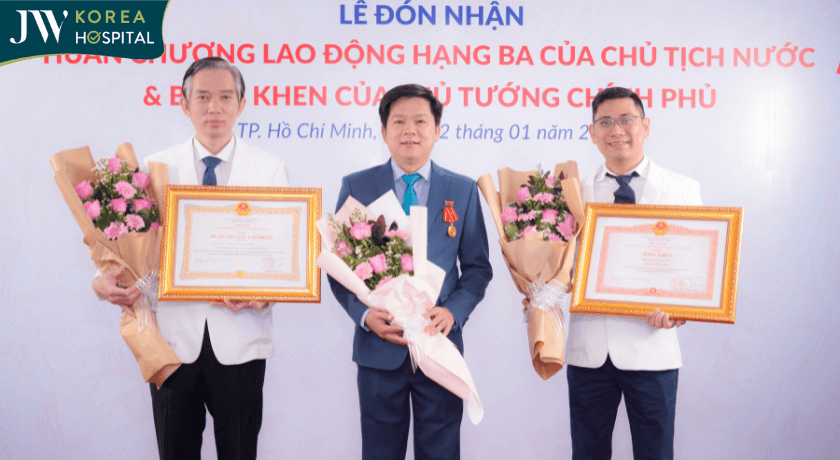bác sĩ tú dung và bs lê thiện hiếu nhận huân chương lao động hạng ba