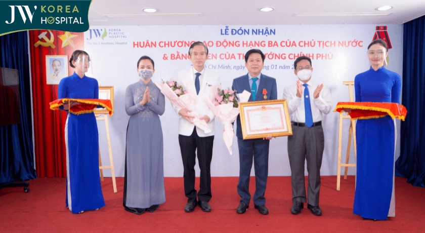 bs lê thiện hiếu cùng bs tú dung nhận huân chương lao động hạng ba