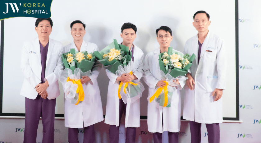 bs lê thiện hiếu tặng hoa cho bs có thành tích tốt