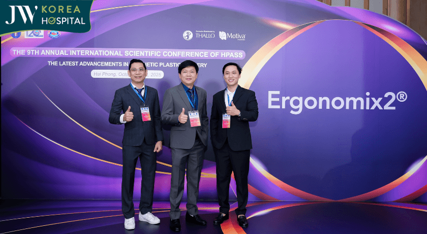 bác sĩ jw chụp hình tại hội nghị hpass 2025