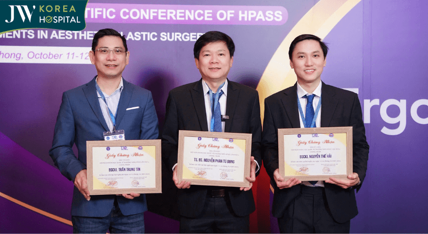 bác sĩ JW nhận giấy chứng nhận tại hội nghị HPASS 2025